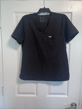 Figs women’s Catarina style scrub top. Size large